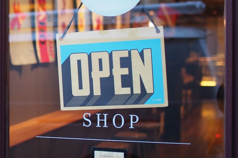 Sezonowe kampanie e-commerce: jak planować kreacje z AI