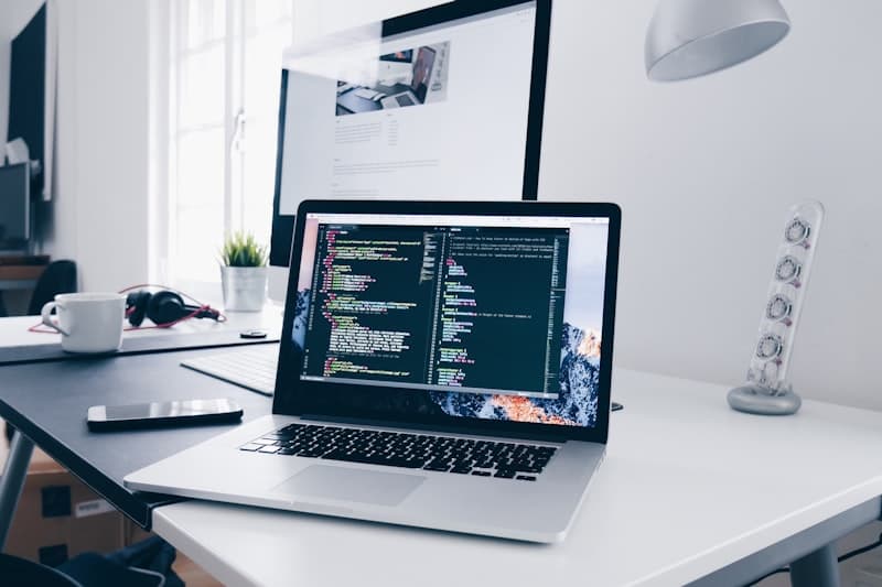 Freelancer vs agencja - modele współpracy