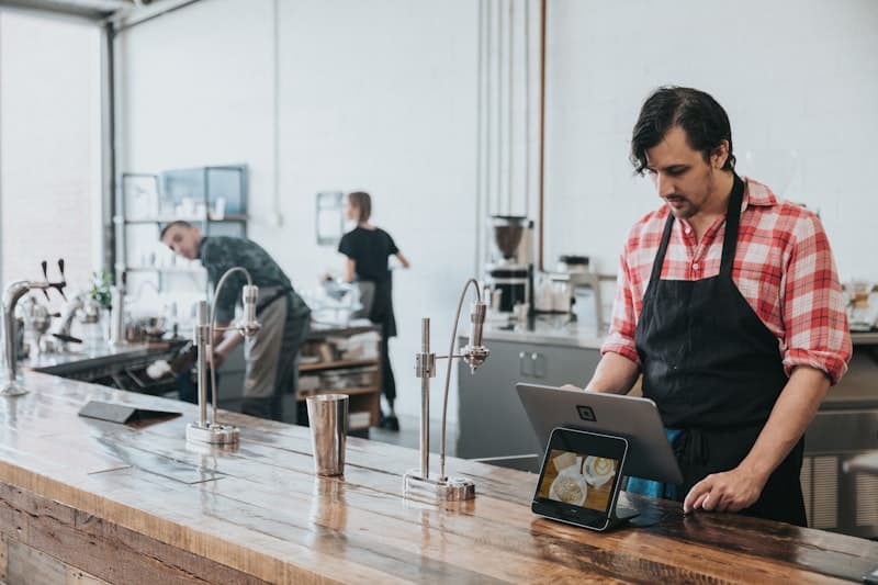 UX produktu a kreacje reklamowe: spójność, która sprzedaje
